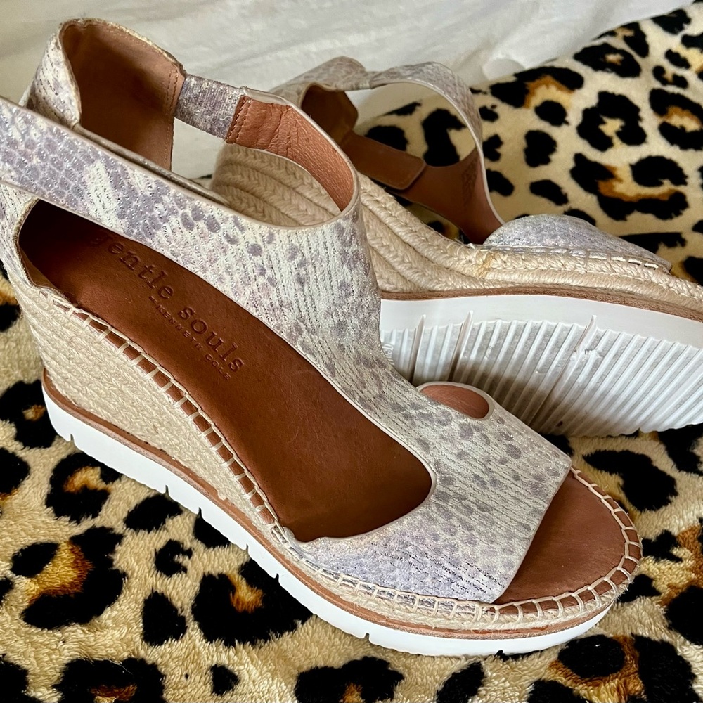 Gentle Souls Everly T-Strap Espadrille Reptile Print Sandals Size 7.5